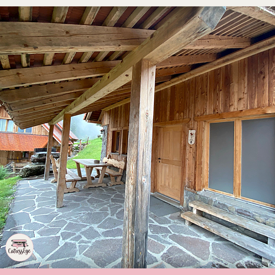 Dolomiti Village: ingresso della casetta